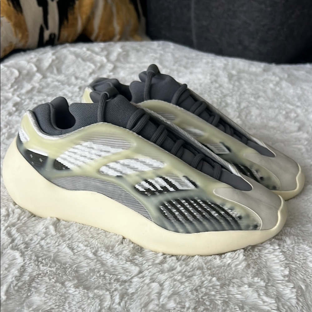 Yeezy 700 V3 men size 6.5